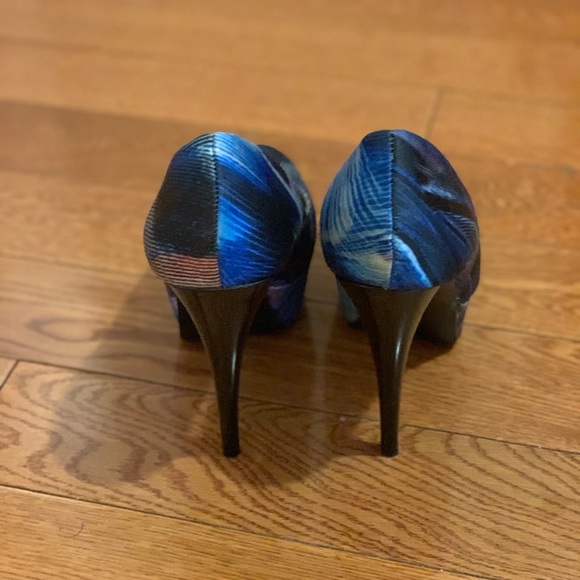 Navy stiletto. Excellent condition with box. - Picture 4 of 4